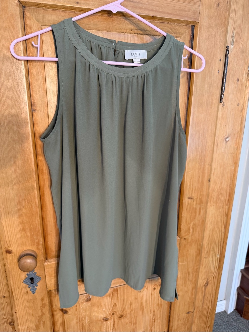 LOFT Olive Green Sleeveless Pleated Neck Tank Top Sz Medium